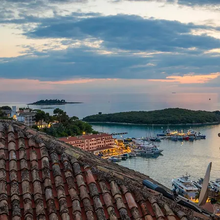 Boutique Wrungel 4* فيرسار